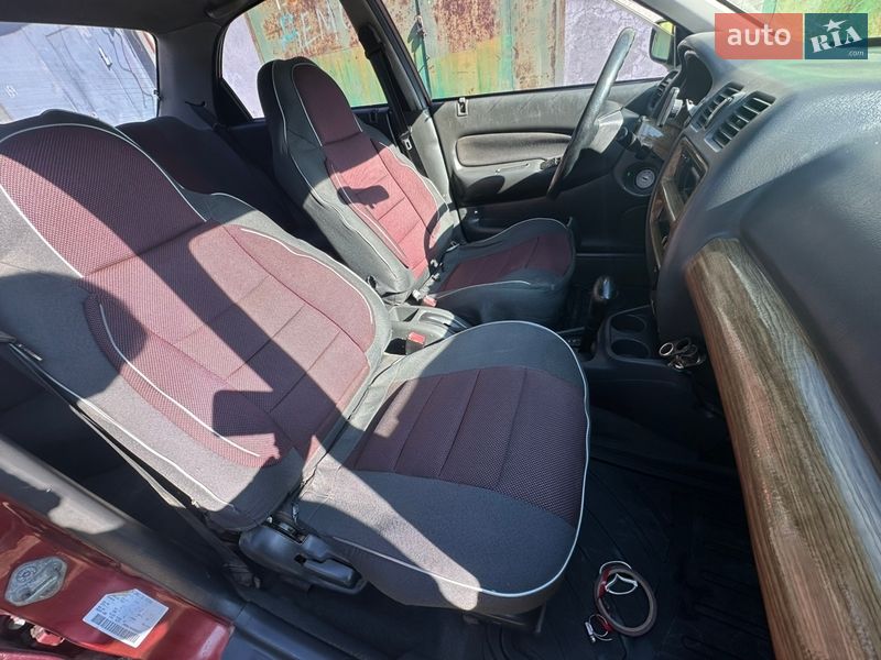 Седан Mazda 323 1997 в Черноморске