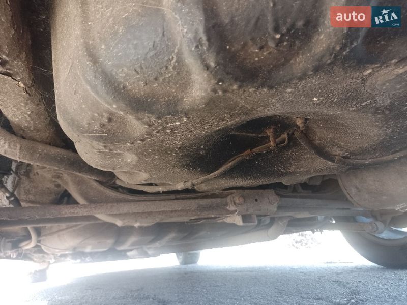 Седан Mazda 323 2002 в Ріпках