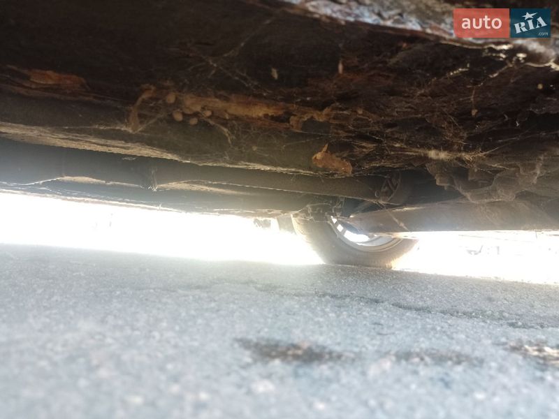 Седан Mazda 323 2002 в Ріпках