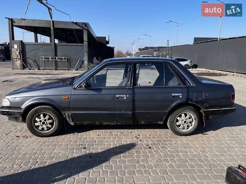 Седан Mazda 323 1988 в Дрогобыче