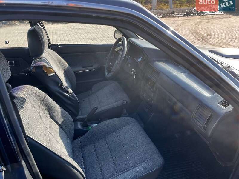 Седан Mazda 323 1988 в Дрогобыче