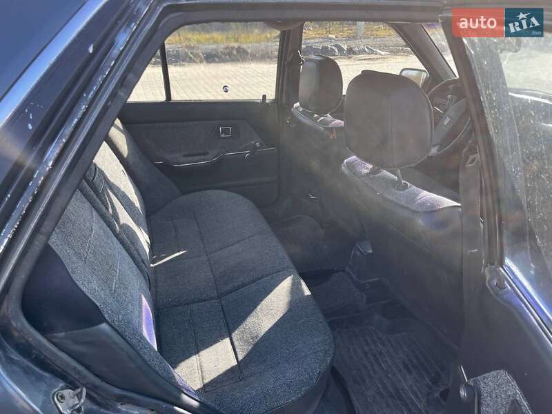 Седан Mazda 323 1988 в Дрогобыче