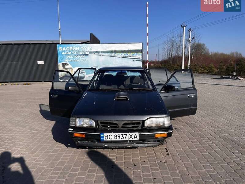 Седан Mazda 323 1988 в Дрогобыче