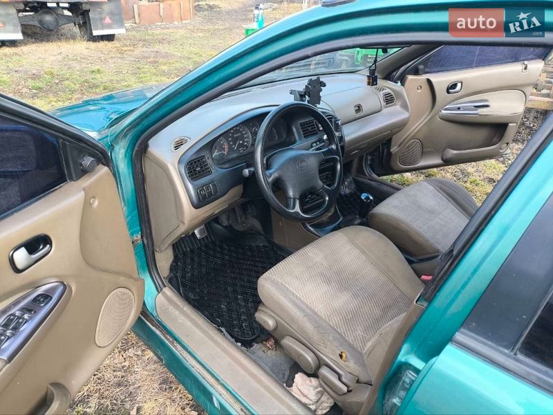 Седан Mazda 323 1995 в Узине