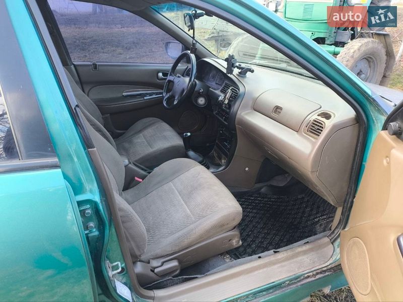 Седан Mazda 323 1995 в Узине