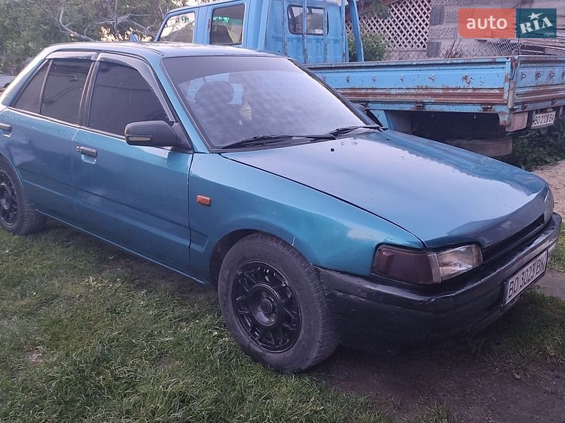 Седан Mazda 323 1993 в Кременце