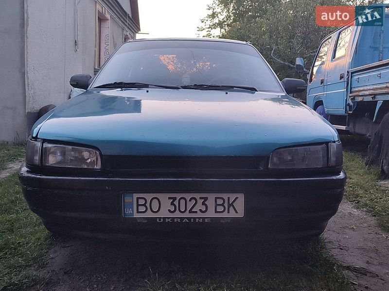 Седан Mazda 323 1993 в Кременце