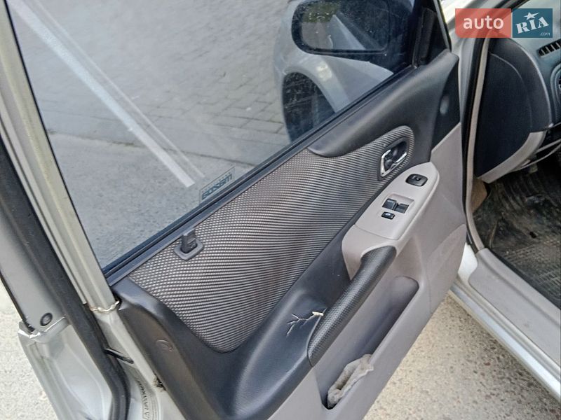 Седан Mazda 323 2002 в Львове