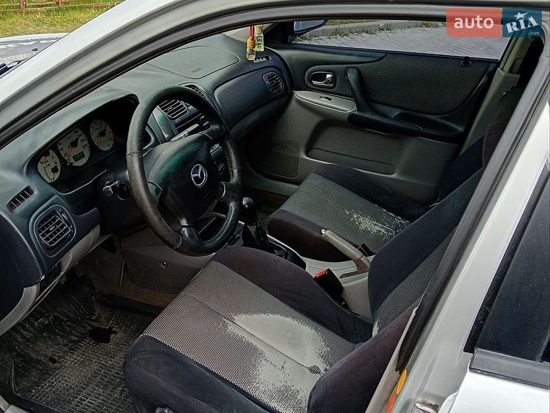 Седан Mazda 323 2002 в Львове