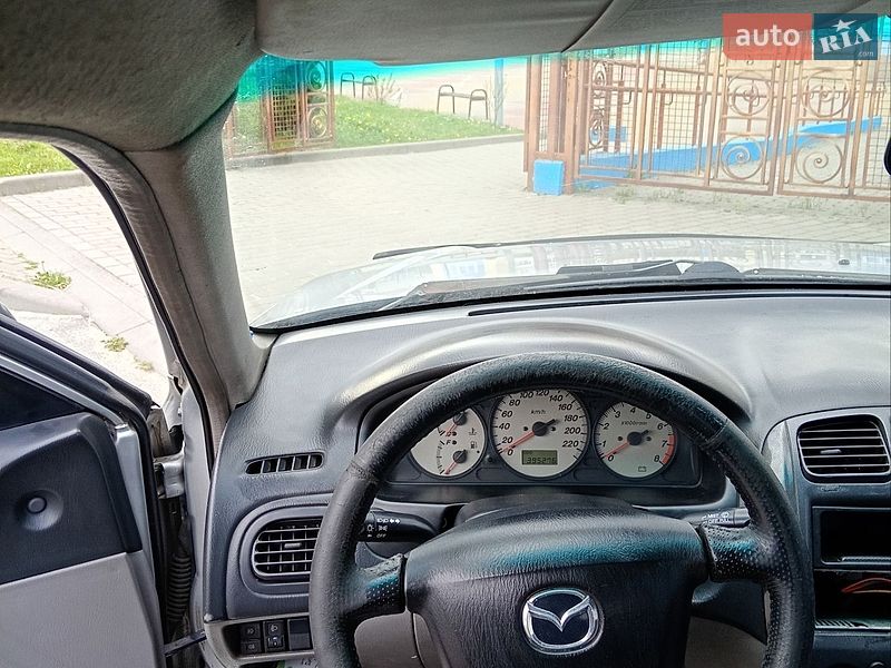 Седан Mazda 323 2002 в Львове