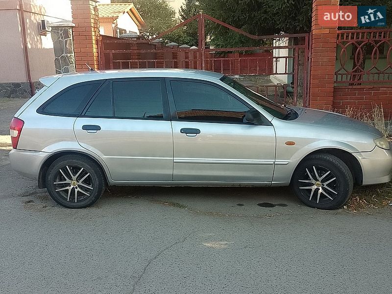 Mazda 323 2000