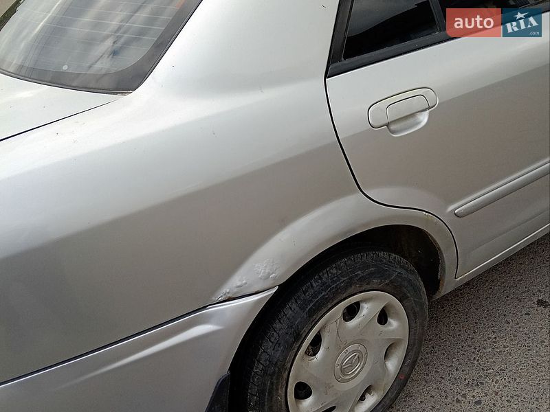 Седан Mazda 323 2002 в Львове