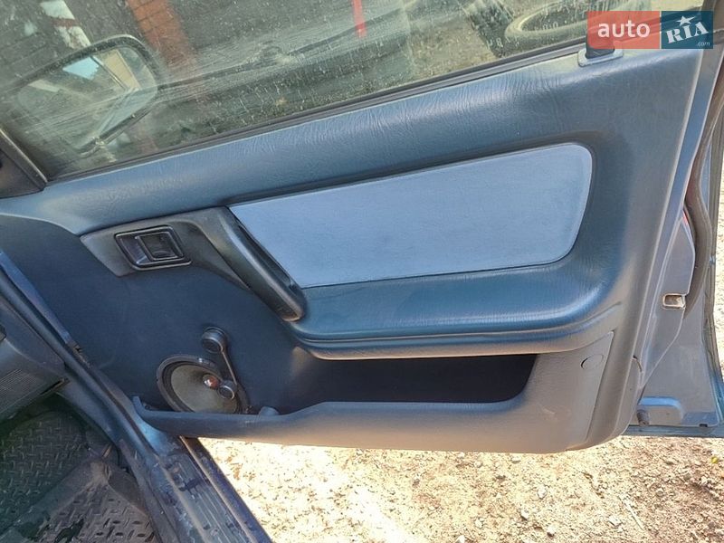 Седан Mazda 323 1990 в Дніпрі