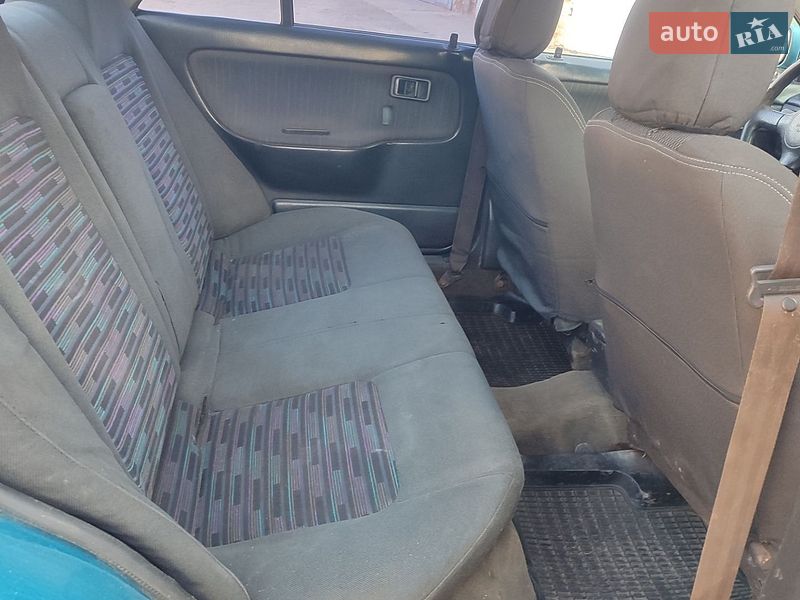 Седан Mazda 323 1995 в Сумах