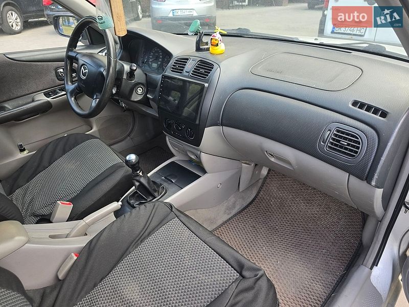 Седан Mazda 323 2001 в Дубні