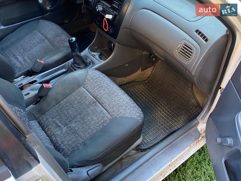 Седан Mazda 323 1999 в Хусте