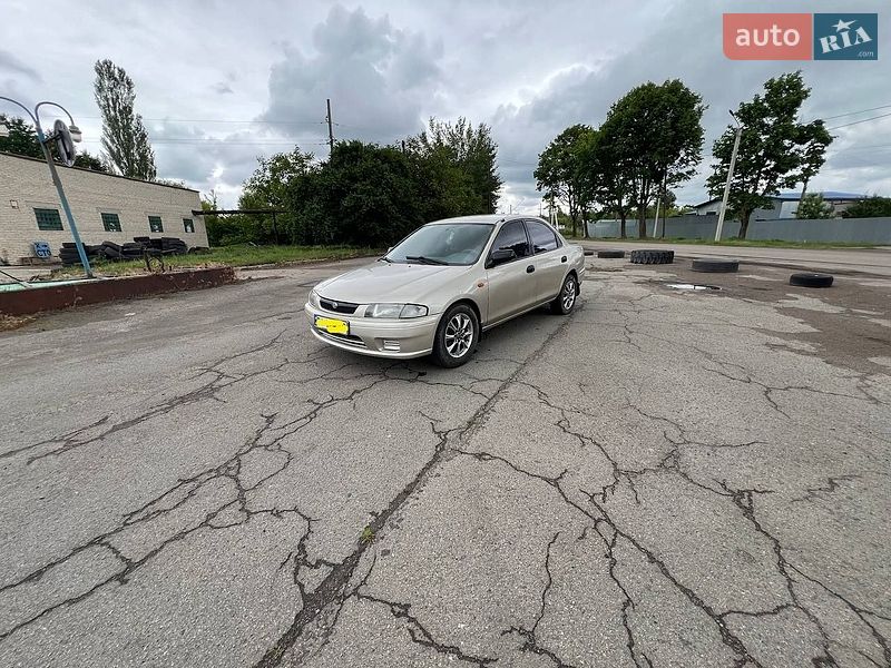 Седан Mazda 323 1997 в Нововолынске