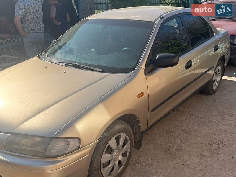 Седан Mazda 323 1997 в Днепре