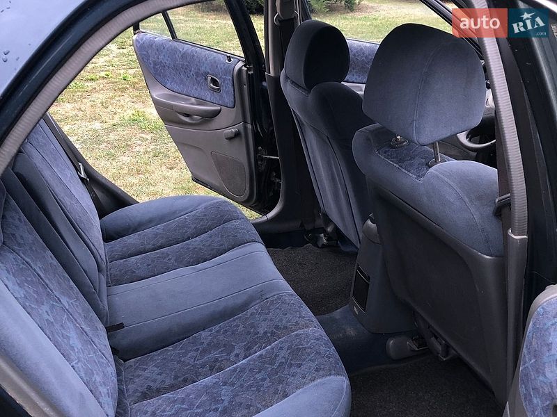 Седан Mazda 323 1998 в Яворові