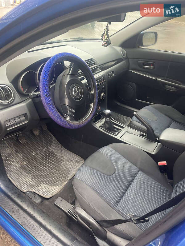 Седан Mazda 3 2004 в Нововолынске