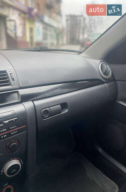 Седан Mazda 3 2004 в Нововолынске