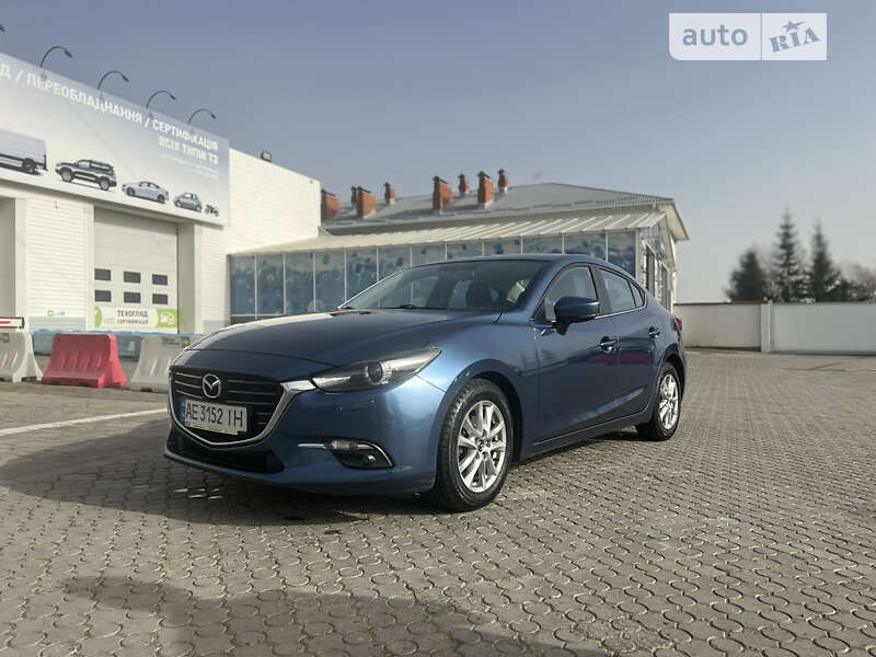 Седан Mazda 3 2017 в Чернівцях