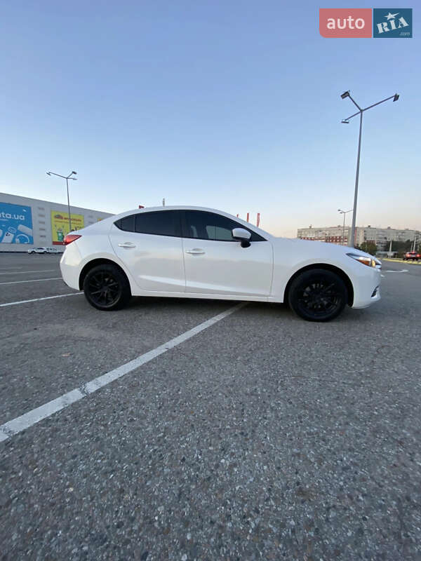 Седан Mazda 3 2018 в Чернівцях