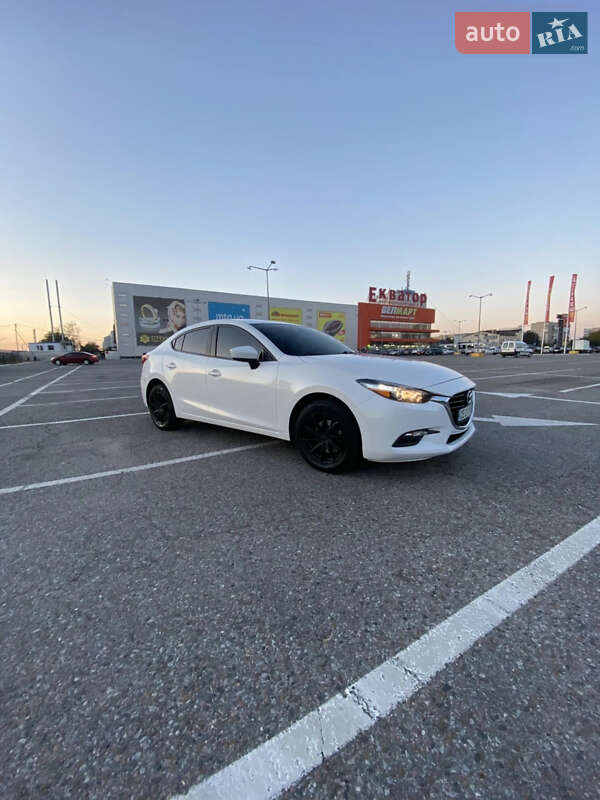 Седан Mazda 3 2018 в Чернівцях