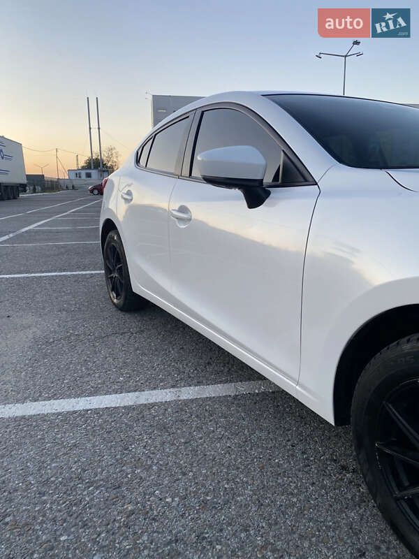 Седан Mazda 3 2018 в Чернівцях