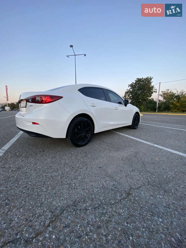 Седан Mazda 3 2018 в Чернівцях
