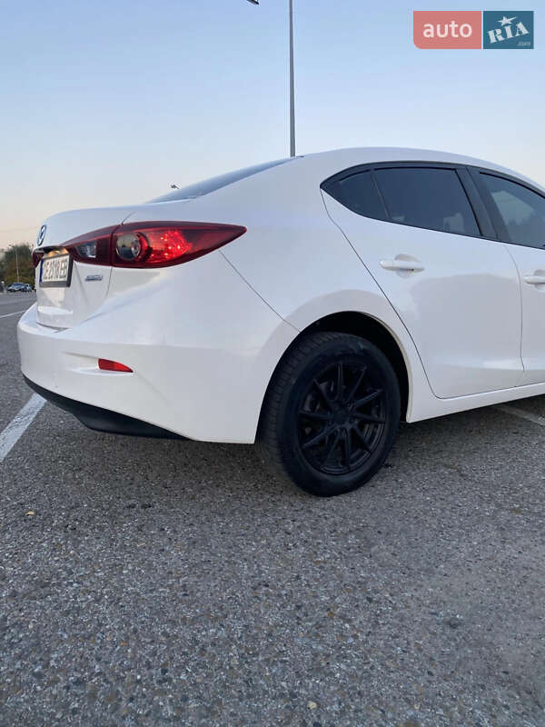 Седан Mazda 3 2018 в Чернівцях
