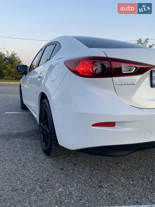 Седан Mazda 3 2018 в Чернівцях