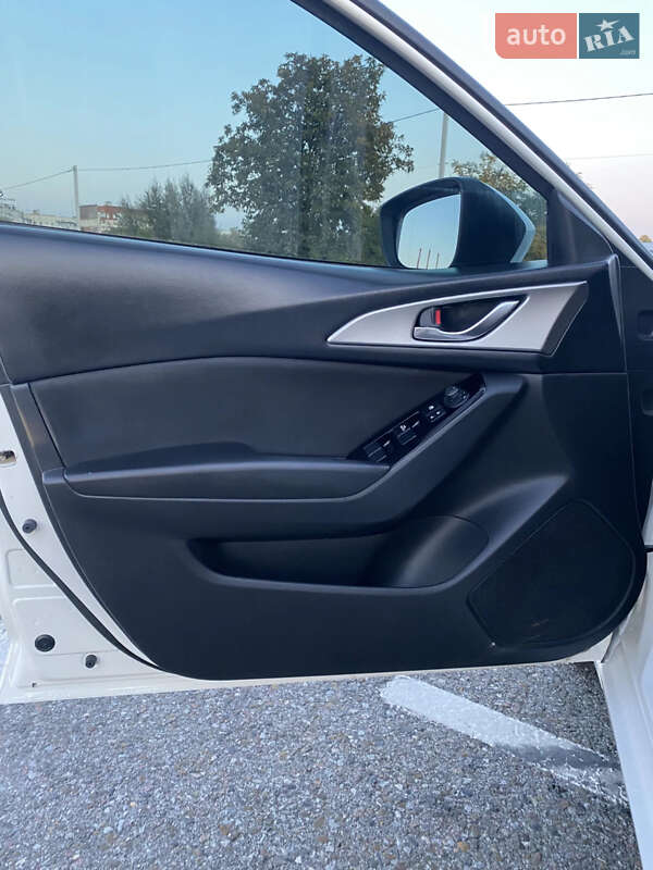 Седан Mazda 3 2018 в Чернівцях