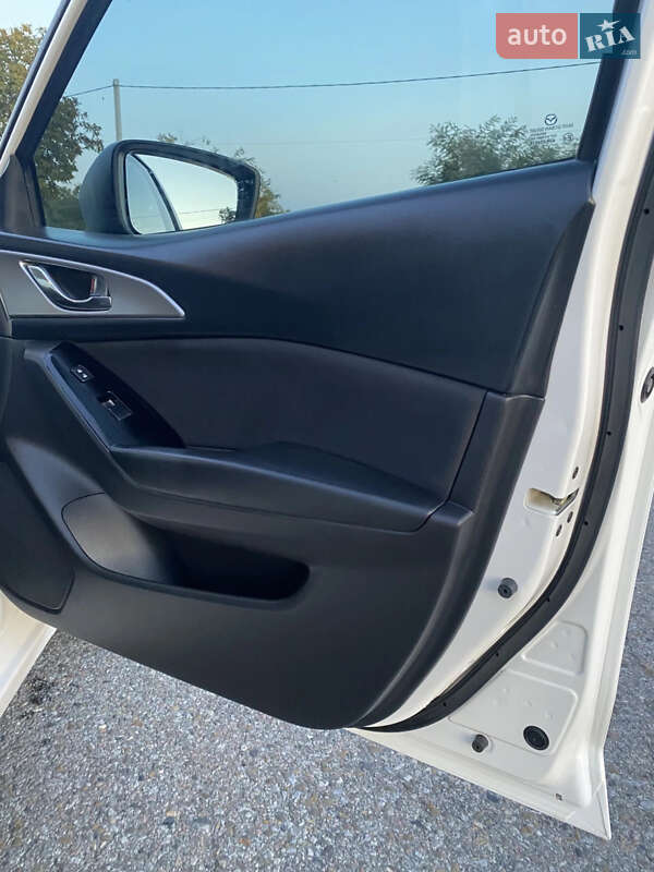Седан Mazda 3 2018 в Чернівцях