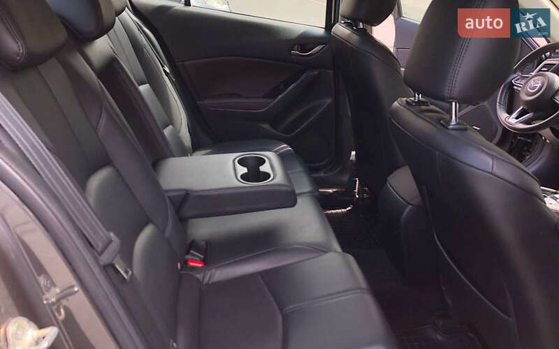 Седан Mazda 3 2018 в Черновцах