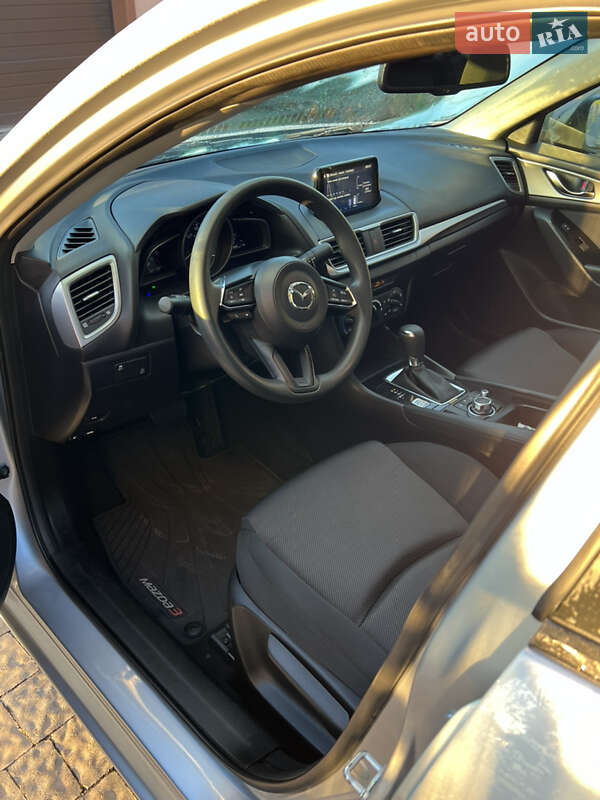 Седан Mazda 3 2016 в Скнилове