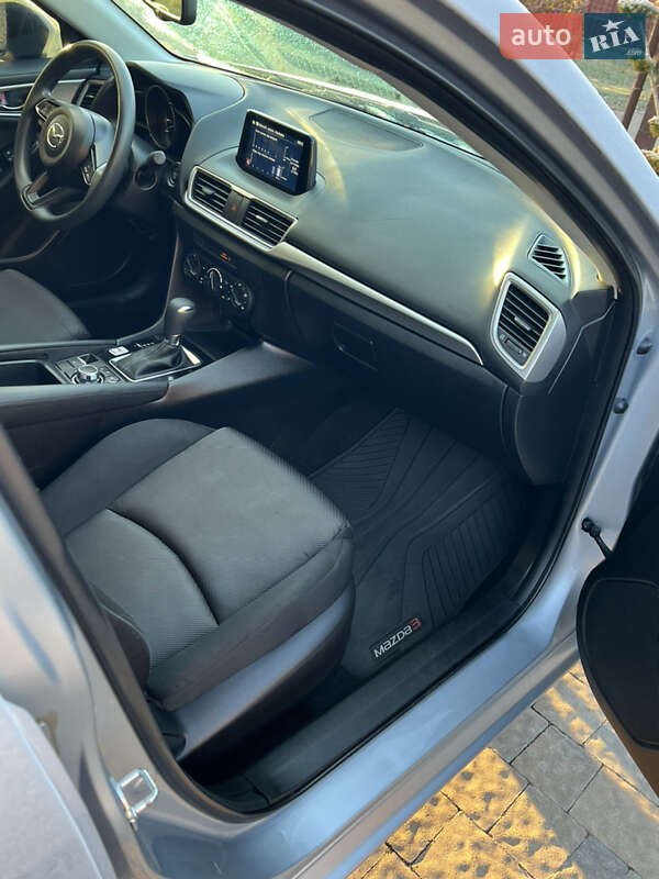 Седан Mazda 3 2016 в Скнилове