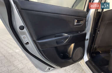 Седан Mazda 3 2004 в 