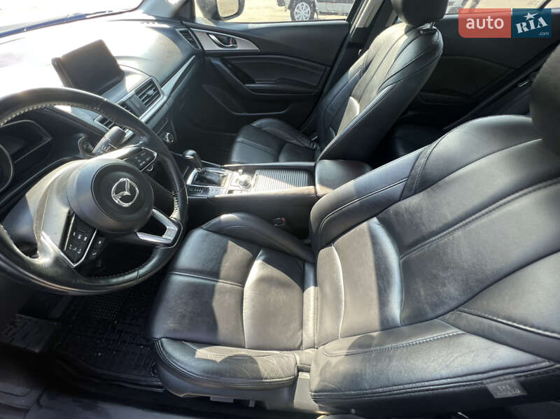 Седан Mazda 3 2018 в Дніпрі