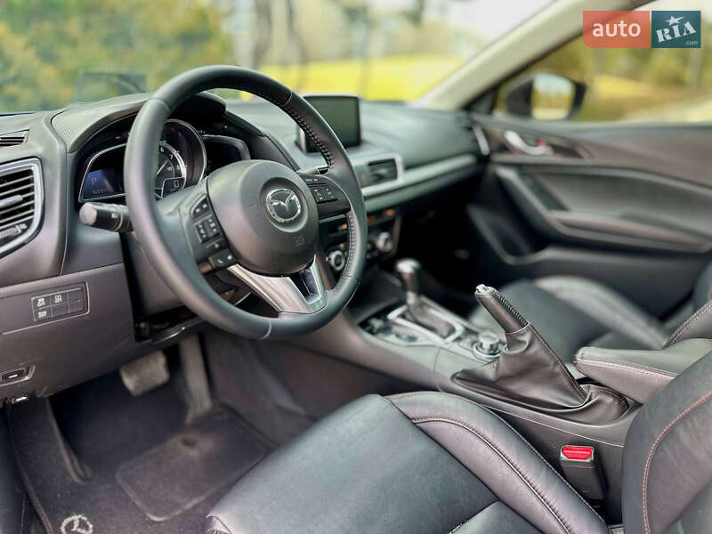 Седан Mazda 3 2015 в Днепре