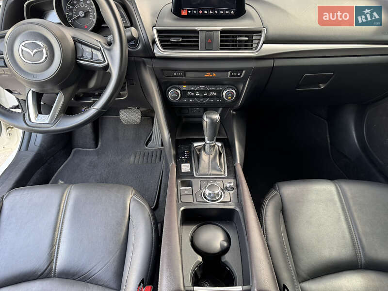 Седан Mazda 3 2018 в Днепре