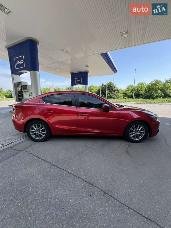 Седан Mazda 3 2015 в Прилуках