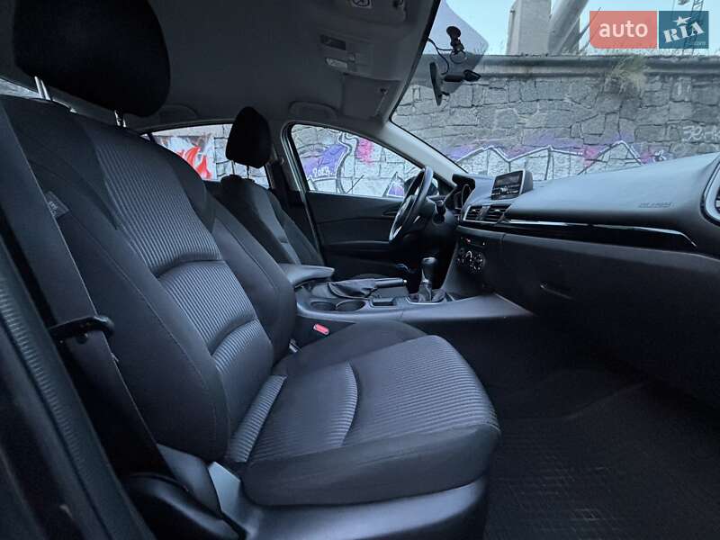 Седан Mazda 3 2015 в Днепре