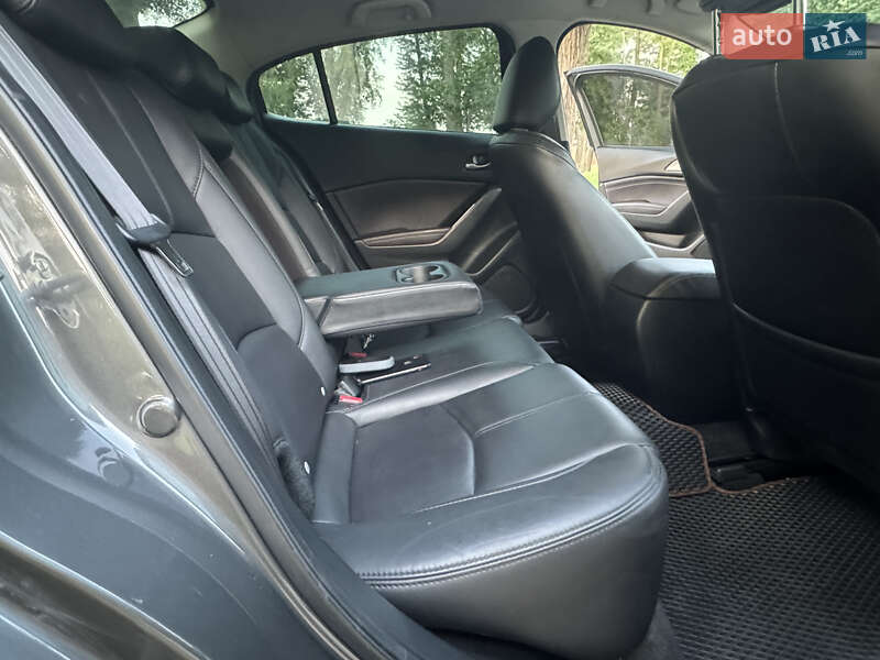 Седан Mazda 3 2017 в Киеве