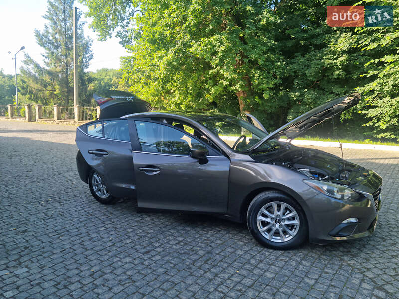 Седан Mazda 3 2013 в Чернівцях
