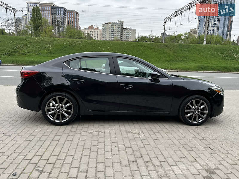 Седан Mazda 3 2018 в Киеве