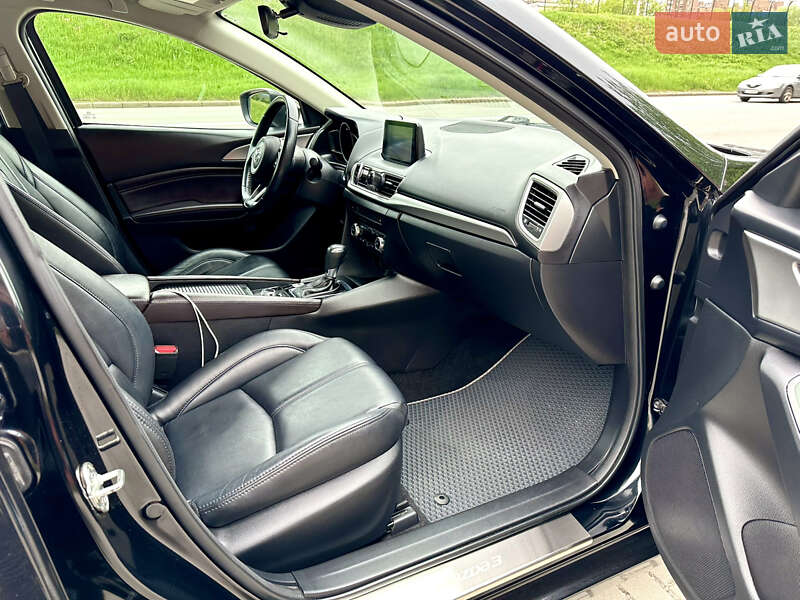 Седан Mazda 3 2018 в Киеве