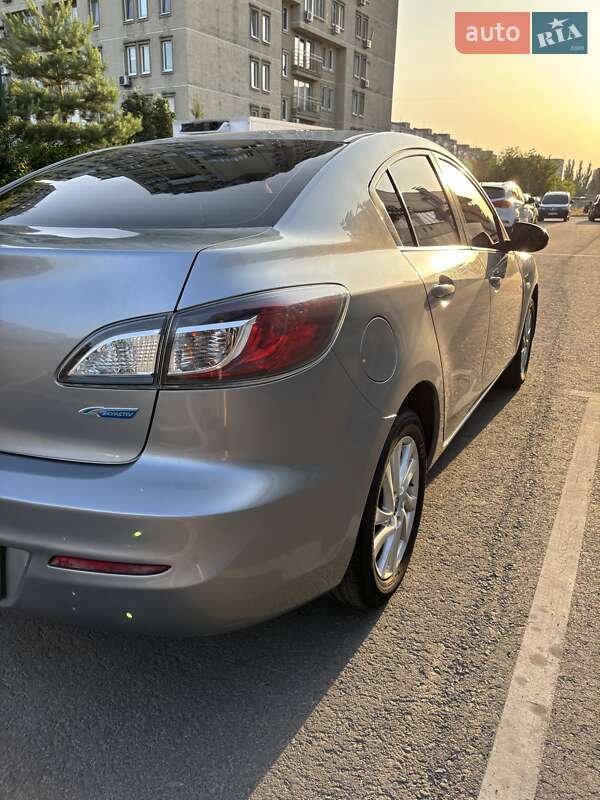 Седан Mazda 3 2013 в Днепре