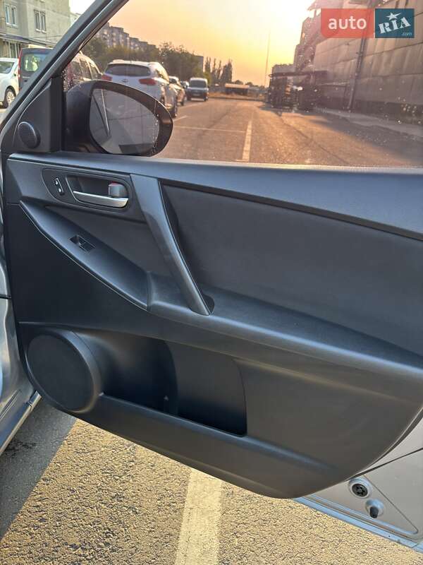 Седан Mazda 3 2013 в Днепре