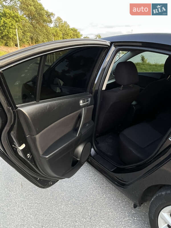 Седан Mazda 3 2009 в Волочиську